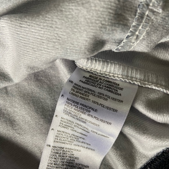 Adidas Essentials Camo Tricot Track
Jacket Medium - Picture 8 of 9